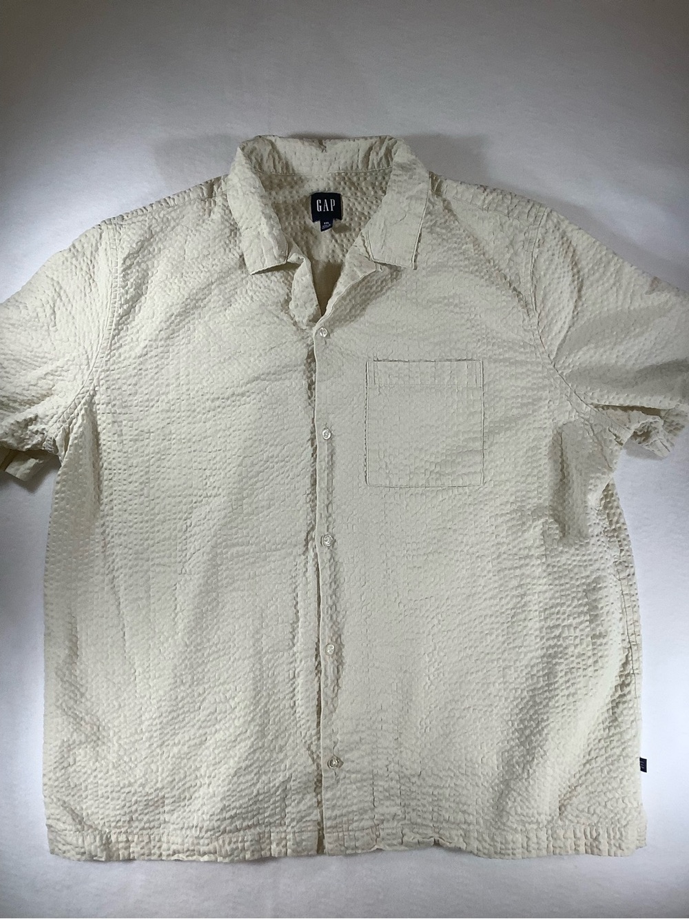 GAP Men's Cream Short-Sleeve Seersucker Button-Down Shirt